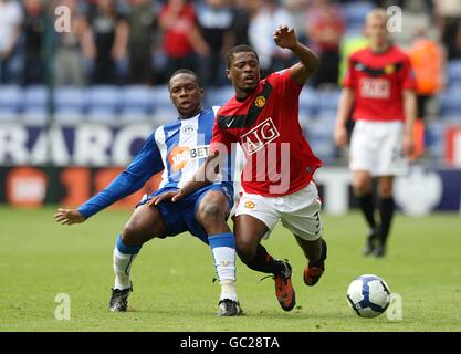 Football - Barclays Premier League - Wigan Athletic / Manchester United - DW Stadium.Patrice Evra (à droite) de Manchester United et Charles n'Zogbia de Wigan Athletic pour le ballon Banque D'Images