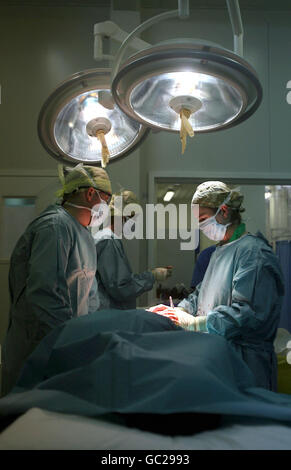 Un jeune afghan dans la salle d'opération de l'hôpital Camp Bastion Field, dans la province de Helmand, en Afghanistan, après avoir eu sa jambe amputée en raison de blessures causées par une explosion d'IED. Banque D'Images