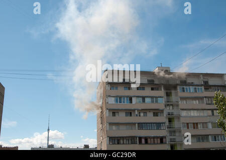 Moscou, Russie, 07 juillet. 2016 : - grand incendie dans un immeuble à Pavla Korchagina street, 7, stade tardif Banque D'Images