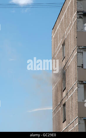 Moscou, Russie, 07 juillet. 2016 : - grand incendie dans un immeuble à Pavla Korchagina street, 7, le stade précoce Banque D'Images