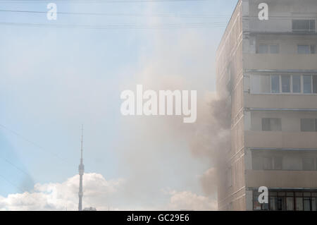 Moscou, Russie, 07 juillet. 2016 : - grand incendie dans un immeuble à Pavla Korchagina street, 7, stade tardif Banque D'Images