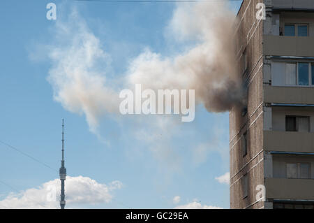 Moscou, Russie, 07 juillet. 2016 : - grand incendie dans un immeuble à Pavla Korchagina street, 7, stade tardif Banque D'Images