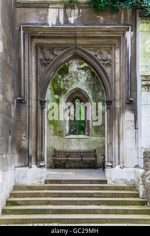 Saint Dunstan-dans-le-est, une église a été en grande partie détruite durant la Seconde Guerre mondiale et les ruines sont aujourd'hui un jardin public à Londres Banque D'Images