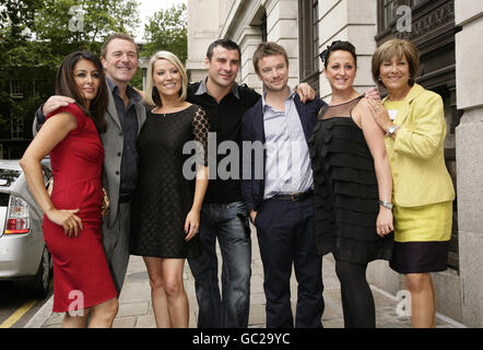 Certains des concurrents (G-D) Laila Rouass, Phil Tufnell, Zoe Lucker, Joe Calzaghe, Craig Kelly, Natalie Cassidy et Lynda Bellingham quittant la conférence de presse pour ces années viennent strictement Dancing dévoilant dans le centre de Londres. Banque D'Images