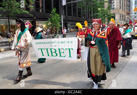 New York City tibétains défilant dans l'International Immigrants Foundation Parade sur l'Avenue des Amériques Banque D'Images