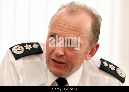 Sir Hugh Orde, au siège de la police à Belfast, où il a parlé à l'Association de la presse de son temps en tant que chef de l'établissement de police de la PSNI. Sir Hugh quitte l'INFP pour devenir président de l'Association des officiers de police en chef. Banque D'Images