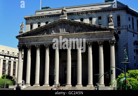 New York City New York State Cour suprême dans Foley Square, avec ses imposantes colonnes corinthiennes Banque D'Images