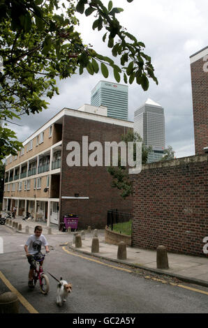 Vue générale sur l'extrémité est de Londres.Vue générale de Canary Wharf depuis un domaine de logement à Poplar, Londres. Banque D'Images