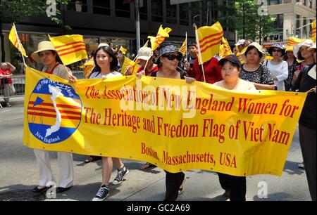 New York City : Vietamese les marcheurs de International Immigrants Foundation parade sur l'Avenue des Amériques Banque D'Images