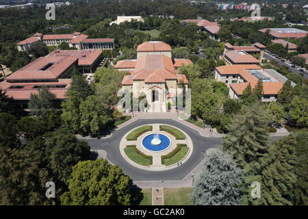 Vue vers la Stanford Memorial Auditorium de Hoover Tower - Editorial Utilisez uniquement Banque D'Images