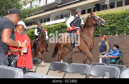 Les policiers montés longent la chaussée pendant qu'ils patrouillent la route le premier jour du carnaval de Notting Hill. Banque D'Images