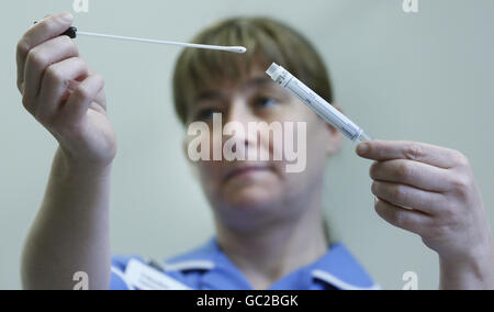 Infirmière Samantha Mountford avec un écouvillon nasal à l'hôpital Royal Alexandra de Paisley, pour faire la démonstration d'un nouveau programme de dépistage du SARM. Banque D'Images