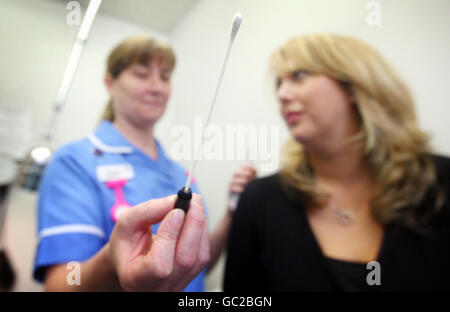 IMAGE POSÉE PAR LE MODÈLE. L'infirmière du personnel Samantha Mountford prend un écouvillon nasal d'Emma Gregory à l'hôpital Royal Alexandra de Paisley pour faire la démonstration d'un nouveau programme de dépistage du SARM. Banque D'Images