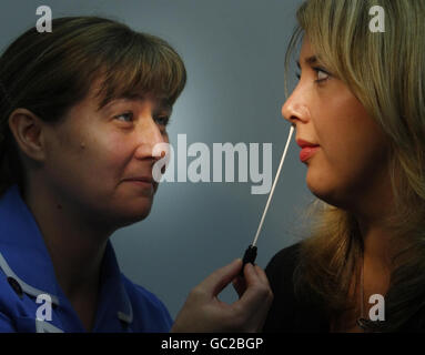 IMAGE POSÉE PAR LE MODÈLE. L'infirmière du personnel Samantha Mountford prend un écouvillon nasal d'Emma Gregory à l'hôpital Royal Alexandra de Paisley pour faire la démonstration d'un nouveau programme de dépistage du SARM. Banque D'Images