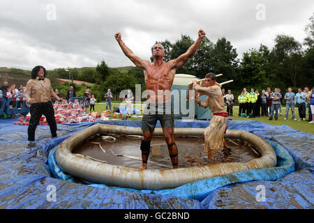 Joel Hicks (au centre) et Brett Holt (à droite) participent aux championnats du monde de saucière au pub Rose n Bowl de Rossendale, Lancashire. Banque D'Images