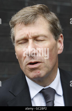 Kenny MacAskill, secrétaire à la justice sous-feu, lors d'une visite au projet Moving on Renfewshire, qui fait partie d'action for Children Scotland, à Paisley. Banque D'Images