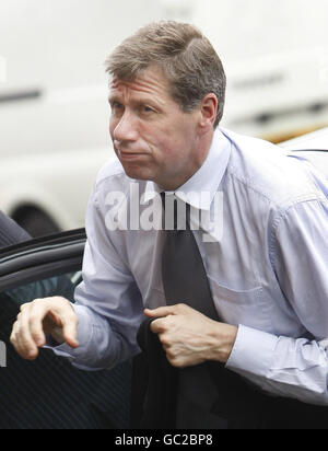 Kenny MacAskill, secrétaire à la justice sous-feu, lors d'une visite au projet Moving on Renfewshire, qui fait partie d'action for Children Scotland, à Paisley. Banque D'Images