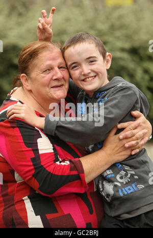 Brigitte CADD, de Thamesmead, au sud-est de Londres, avec son fils de 10 ans Kasey CADD, qui est né avec une immunodéficience primaire (PID) connue sous le nom de syndrome d'IPEX. Kasey est le bénéficiaire d'un nouveau traitement de greffe de moelle osseuse qui a été testé à l'hôpital Great Ormond Street. Banque D'Images