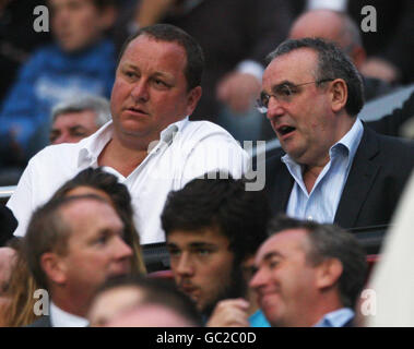 Mike Ashley, le propriétaire de Newcastle United (à gauche) avec Derek Llambias avant le match de championnat Coca-Cola à St James' Park, Newcastle. Banque D'Images