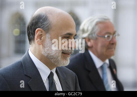 Ben S. Bernanke, président de la gauche de la Réserve fédérale, et Mervyn King, gouverneur de la Banque d'Angleterre, arrivent au Guildhall pour le dîner des ministres des Finances du G20 à Londres. Banque D'Images