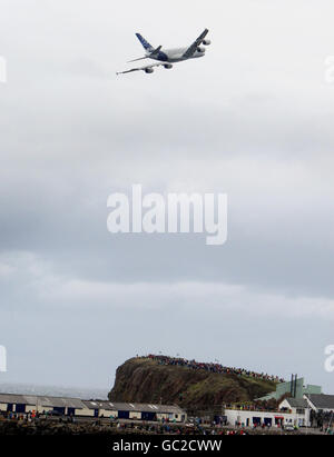 L'Airbus A380, le plus grand avion de transport de passagers au monde, de 525 places, survole la foule au salon de l'aviation international d'Irlande du Nord à Portrush. Banque D'Images