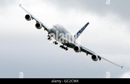 L'Airbus A380, le plus grand avion de transport de passagers au monde, de 525 places, survole la foule au salon de l'aviation international d'Irlande du Nord à Portrush. Banque D'Images