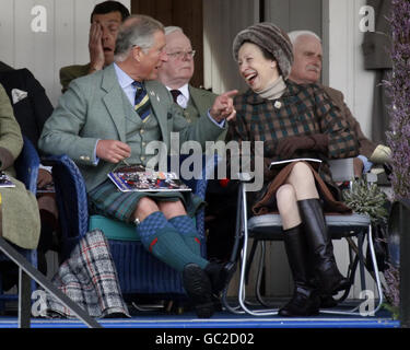 Le Prince de Galles et la Princesse Royale lors des Jeux du Braemar Gathering Highland en Écosse. Banque D'Images