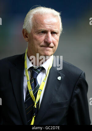 Giovanni Trapattoni, directeur de la République d'Irlande, sur le terrain avant le match de qualification européen de la coupe du monde au stade de l'Association gymnastique pancyprienne, Nicosie, Chypre. Banque D'Images