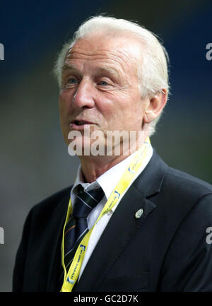 Giovanni Trapattoni, directeur de la République d'Irlande, sur le terrain avant le match de qualification européen de la coupe du monde au stade de l'Association gymnastique pancyprienne, Nicosie, Chypre. Banque D'Images