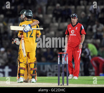 Andrew Strauss, de l'Angleterre (à droite), regarde Mike Hussey et Callum Ferguson, de l'Australie (avant, à droite), célèbrent après avoir remporté le match lors de la troisième journée internationale NatWest Series au Rose Bowl, à Southampton. Banque D'Images