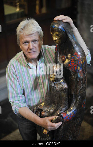 Sculpture Peter Eugene ball, l'artiste vivant le plus prolifique représenté dans les lieux religieux du Royaume-Uni, expose pour la première fois à la cathédrale de Salisbury, Qui a la plus haute flèche du Royaume-Uni et abrite le plus bel exemple de la Magna Carta de 1215, photographiée avec sa statue de Madonna et d'enfant. Banque D'Images