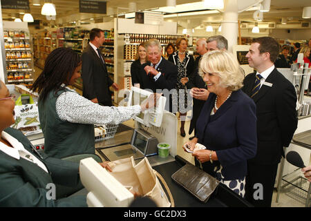 Le prince de Galles et la duchesse de Cornwall paient des provisions dans un magasin de Waitrose à Belgravia, dans le centre de Londres. Banque D'Images