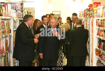 Le Prince de Galles et la Duchesse de Cornwall regardent les produits dans un magasin de Waitrose à Belgravia, dans le centre de Londres. Banque D'Images