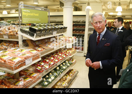 Le Prince de Galles étudie les fruits et légumes provenant de la région dans un magasin de Waitrose à Belgravia, dans le centre de Londres. Banque D'Images