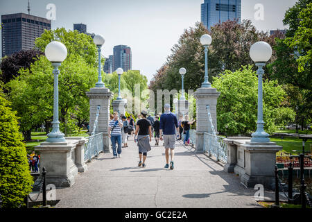 Lagoon bridge at night dans Boston Public Garden Banque D'Images