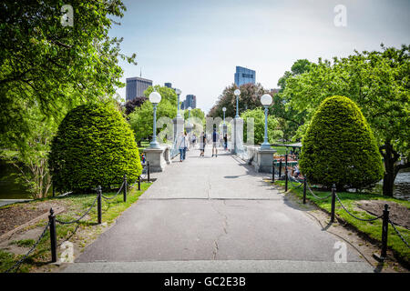 Lagoon bridge at night dans Boston Public Garden Banque D'Images