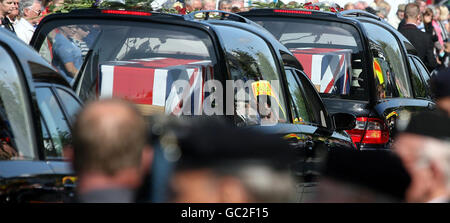 Les cercueils du caporal Richard Brandon du corps des ingénieurs électriciens et mécaniciens royaux (REME) et du Soldat Gavin Elliot du 2e Bataillon du Régiment Mercian, qui ont été tués en Afghanistan, passent par Wootton Bassett, Wiltshire. Banque D'Images