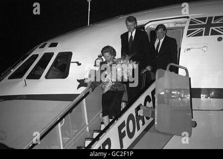 La première ministre Margaret Thatcher arrive à l'aéroport de Heathrow après sa visite au Japon et à Moscou. Banque D'Images