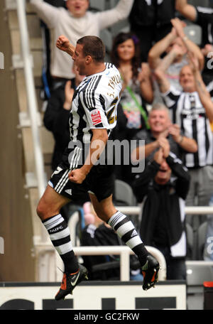 Steven Taylor, de Newcastle United, célèbre le but d'ouverture lors du match de championnat Coca-Cola à St James' Park, Newcastle. Banque D'Images