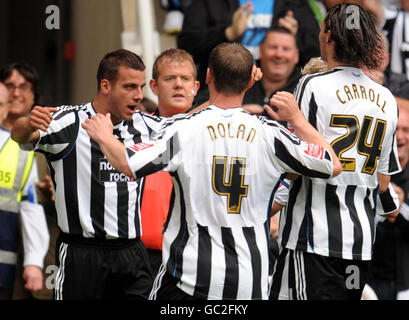 Steven Taylor, de Newcastle United, célèbre le but d'ouverture lors du match de championnat Coca-Cola à St James' Park, Newcastle. Banque D'Images