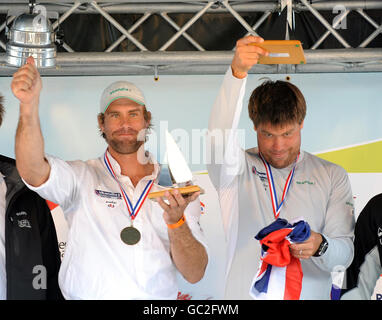 Iain Percy et Andrew Simpson en Grande-Bretagne célèbrent une médaille d'or dans la classe Star lors de la Skandia Sail pour la régate d'or sur la Manche. Banque D'Images