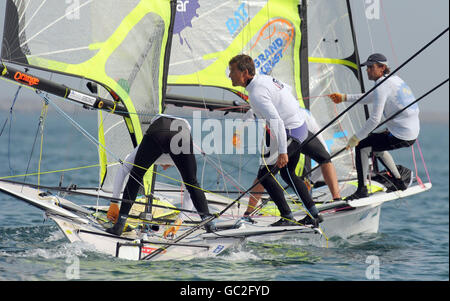 Paul Brotherton et Mark Asquith, en Grande-Bretagne, participent à la compétition 49er lors de la Skandia Sail pour la régate d'or sur la Manche. Banque D'Images