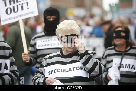 Les membres de l'Alliance People before profit participent à un rassemblement anti-NAMA à l'extérieur du siège d'Anglo Irish Bank dans le centre-ville de Dublin. Banque D'Images