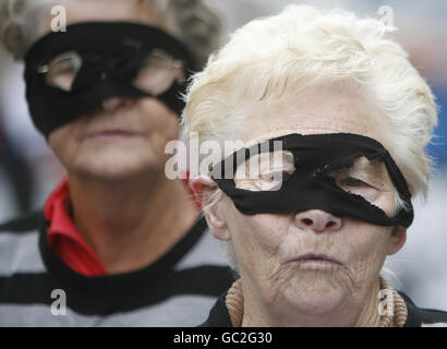 Les membres de l'Alliance People before profit participent à un rassemblement anti-NAMA à l'extérieur du siège d'Anglo Irish Bank dans le centre-ville de Dublin. Banque D'Images