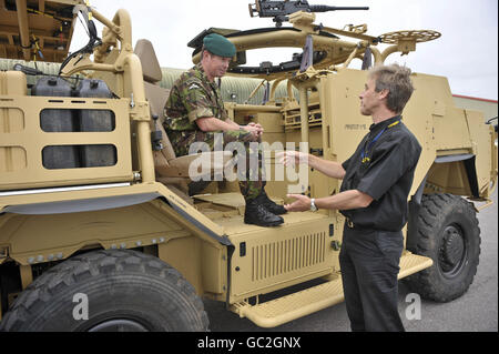 Le Sergent Adrian Foster, 42 Commando et l'ingénieur en chef Sean Limbrick à l'usine de Supadat près de Dunkerswell, Honiton, Devon, où sont fabriqués les véhicules « Jackal », Parlez des avantages du nouveau véhicule haute mobilité Jackal 2 qui sera déployé en Afghanistan pour améliorer les modèles déjà en salle. Banque D'Images