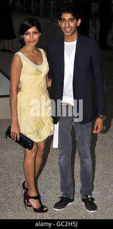 Les acteurs Freida Pinto et Dev Patel arrivent au Rootstein Hopkins Parade Ground, Londres, pour le spectacle Burberry, pendant la London Fashion week. Banque D'Images