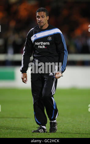 Chris Hughton, directeur de Newcastle United, montre son éjection après le match de la coupe Carling au troisième tour de London Road, Peterborough. Banque D'Images