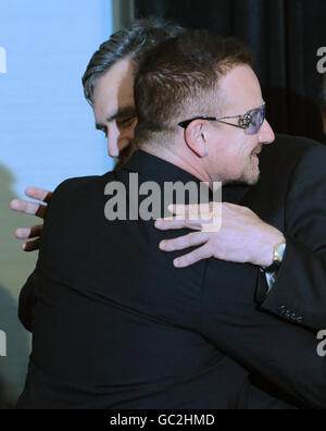 Le Premier ministre Gordon Brown rencontre le chanteur Bono lors d'un événement organisé à New York par la Fondation de l'appel de la conscience qui a remis au Premier ministre le prix de l'homme d'État de l'année dans le monde. Banque D'Images