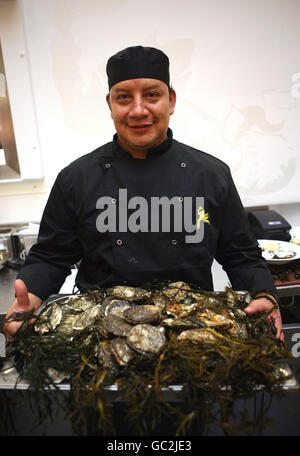 Le chef ostréicole Ivan Cadena de l'Equador au bar-restaurant Green's, 14 Cornhill, Londres. Banque D'Images