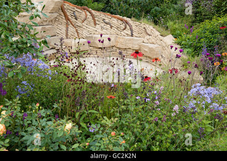 Un coin salon en pierre entourée de plantations naturalistes dans le Zooflora : Beauté Naturelle Exceptionnelle Jardin Banque D'Images